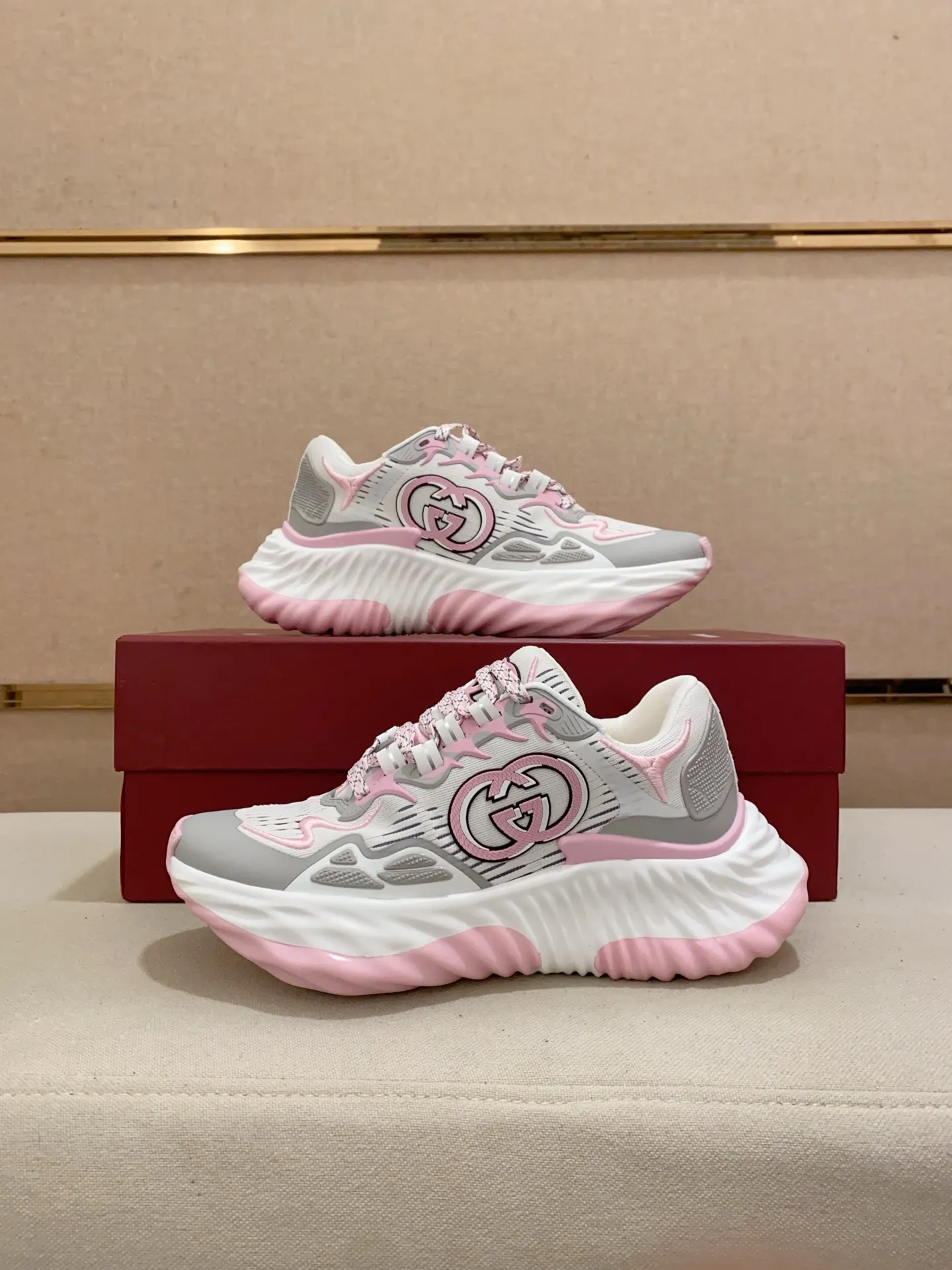Men's shoes💰: 840💰High version of Gucci series couple's thick-soled sneakers! Gucci Gucci wave shoes Gucci's new designer has brought a new design, with a more comfortable foot feel and a new wave design. GUCCI's new Ripple wave shoes have an upper made of soft nappa leather and mesh. The foamed TPU midsole provides excellent comfort and feels like falling into the clouds. This new sports shoe adopts a thick-soled design, with a stitched leather upper and mesh, showing a full sense of technology. The two major brand logo details, the 3D-effect interlocking Double G leather patch and the Gucci letter metal hardware, inject a dazzling texture into the overall design. These shoes are crafted from silver metallic leather. Silver metallic leather, leather piping mesh details, Gucci lettering metal hardware, interlocking double G patch, lightweight rubber sole, top stitching and comes with a pair of shoelaces. Size: Women's 35-40 (can be customized to 34.41).        Male 39-44 (38.45 can be customized).